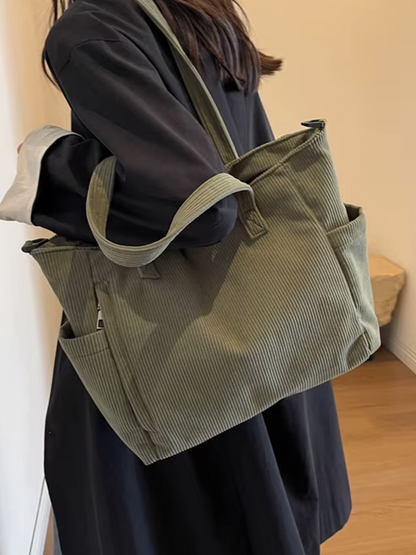 Maya square corduroy shoulder bag | Shopper og håndtaske til kvinder | Stilfuld taske i grøn | Rummelig og praktisk taske med moderne appeal