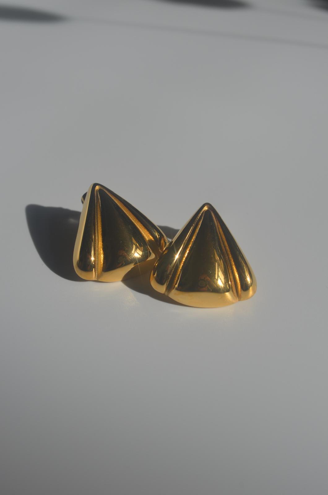 Luna Gold Geometric Triangular Earrings | Fede statement-øreringe | Trendy guldøreringe